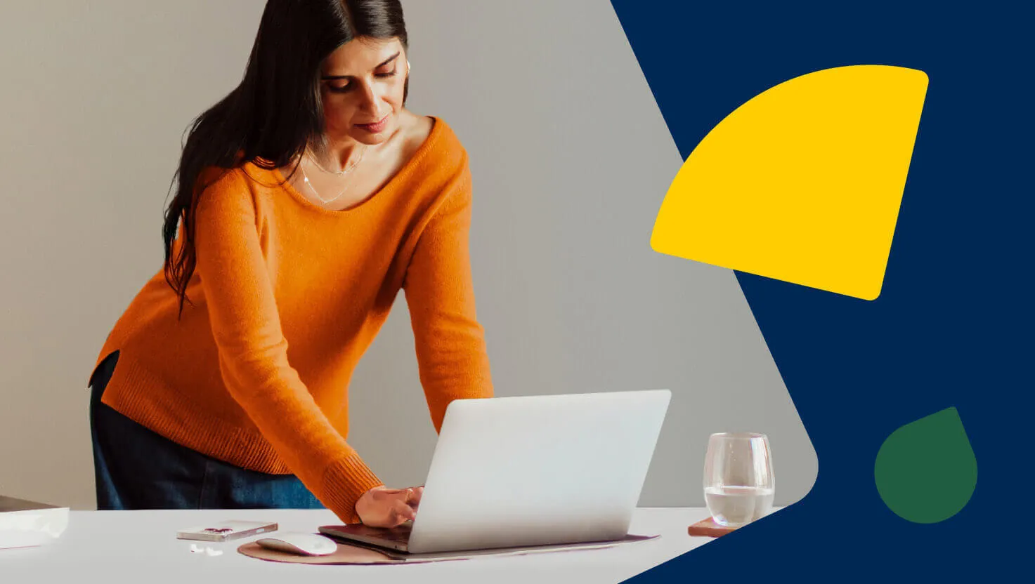 Donna che controlla le innovazioni di RingCentral sul suo laptop