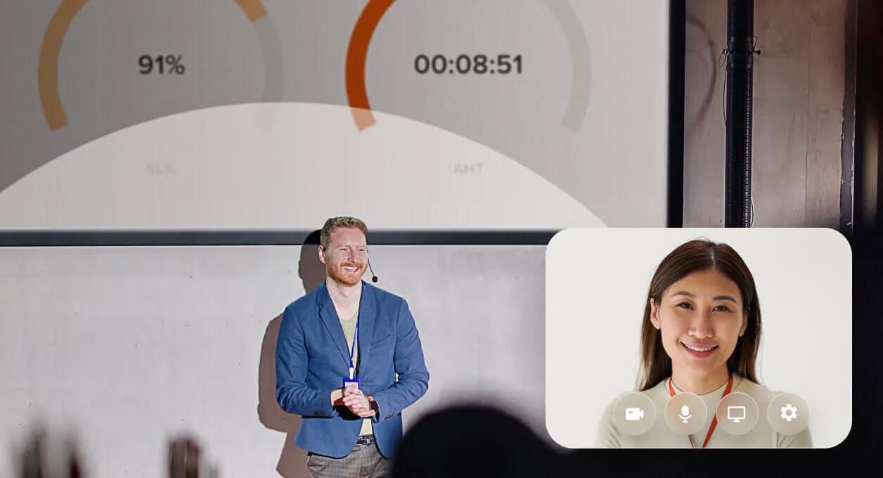 Une femme participant à un événement hybride via RingCentral Events