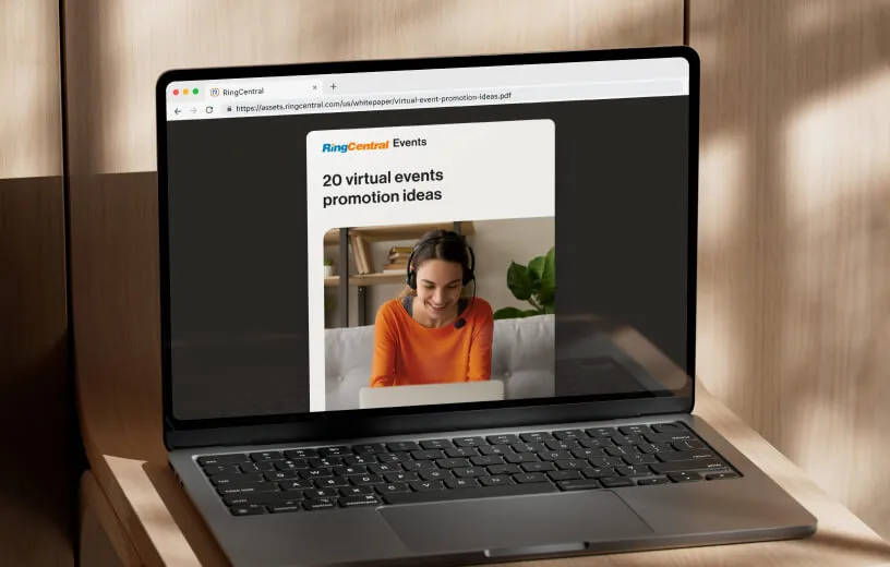 Livre blanc de RingCentral : une femme travaillant sur un ordinateur portable