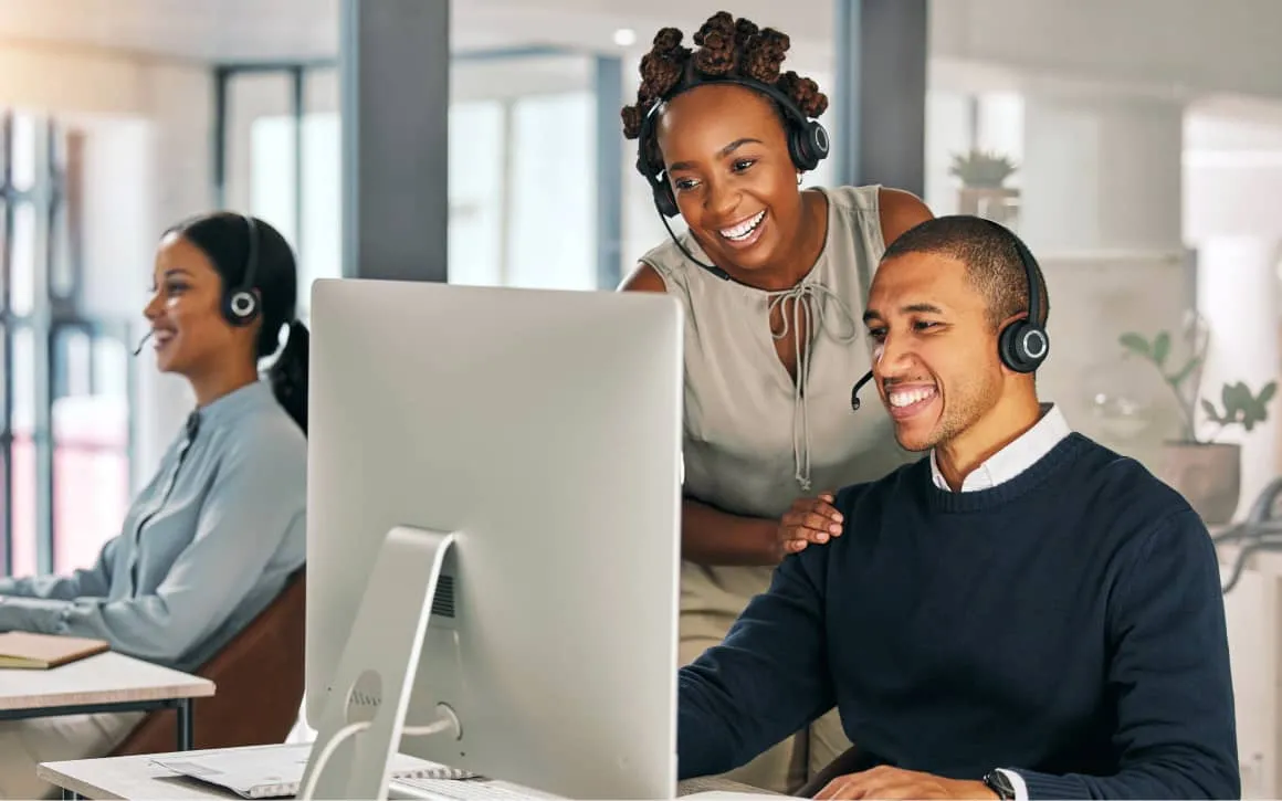 A female supervisor coaching an agent