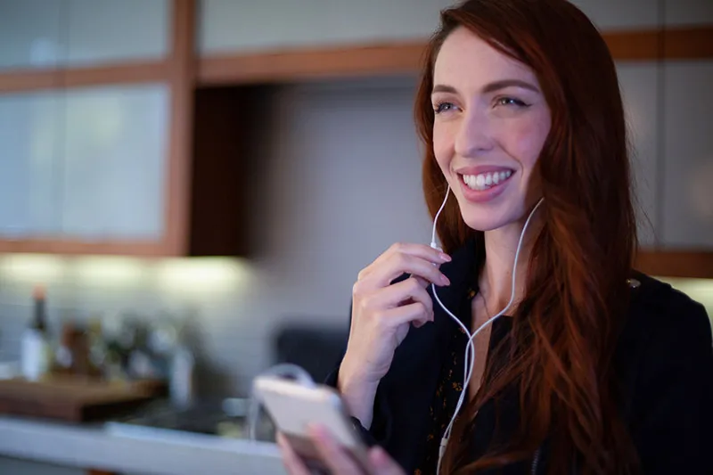 A woman taking a phone call from her mobile phone