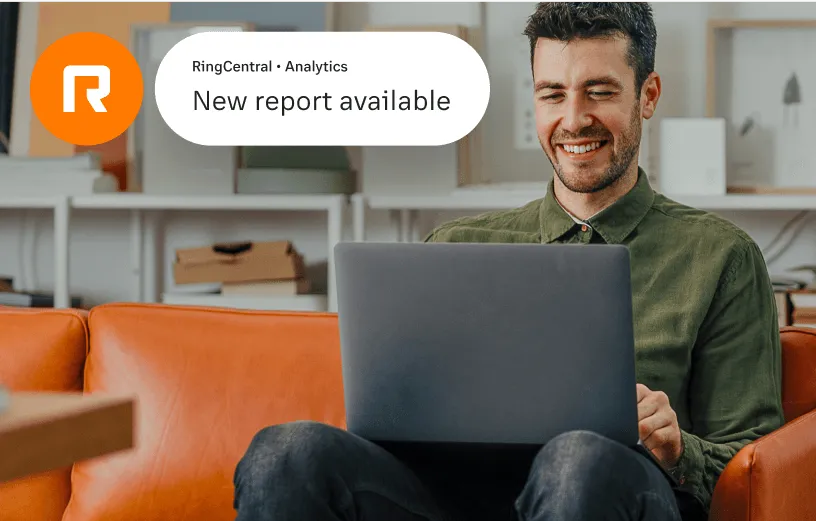 Un homme reçoit une rapport d’analyse de l’application RingCentral