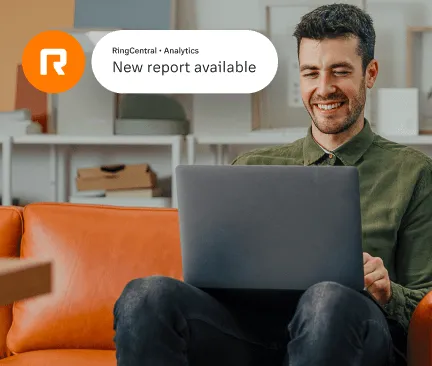 Un homme reçoit une rapport d’analyse de l’application RingCentral